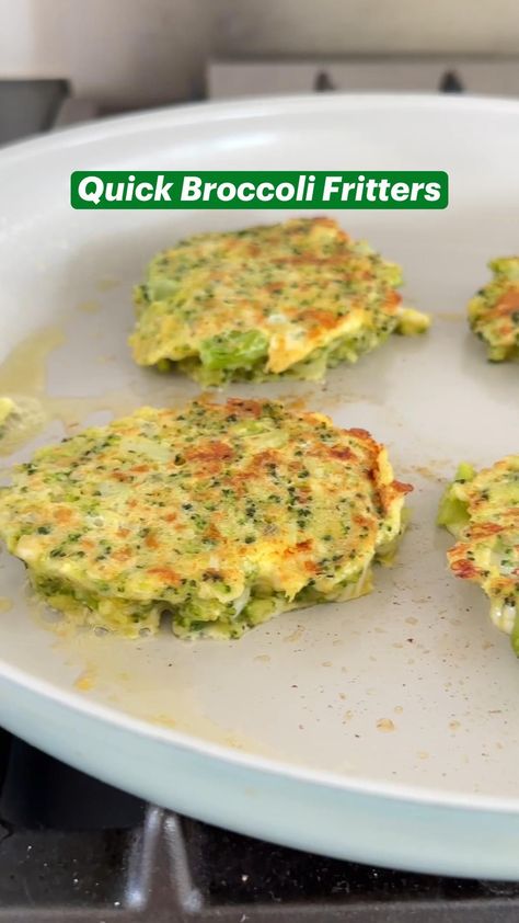 Quick Broccoli Fritters Baby Weaning Foods, Broccoli Fritters, Weaning Foods, Baby Breakfast, Easy Toddler Meals, Toddler Dinner, Easy Baby Food Recipes, Healthy Baby Food, Weaning Recipes