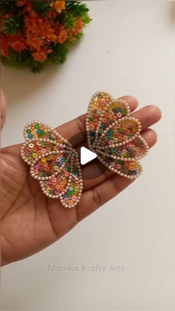 Kundan Clips, Thread Bangles Making, Hair Clips Diy Tutorials, Hair Accessories Diy Headband, Silk Thread Earrings Designs, Flower Headband Diy, Paper Quilling Earrings, Silk Thread Bangles Design, Diy Jewelry Set