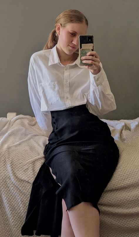 Black And White Outfit Formal, White Cropped Shirt Outfit, Black Silk Skirt Outfit, Outfit Ideas Black And White, Black Skirt White Shirt, Black Skirt Maxi, Maxi Skirt Formal, Fall Women Outfits, Silk Skirt Outfit