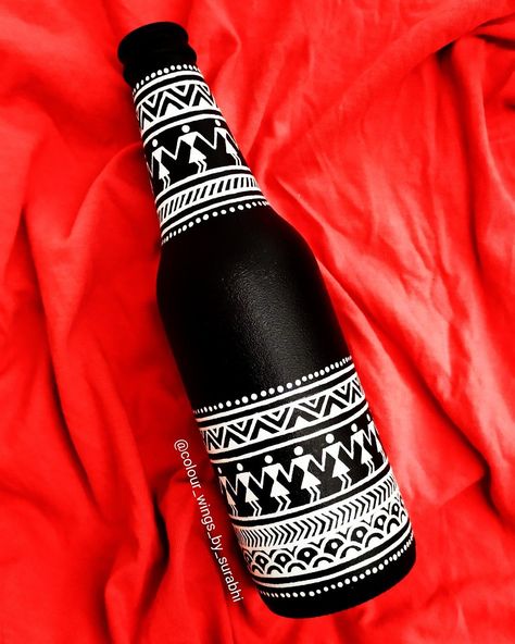 #bottle_art_book #bottle_art_black #bottle_art_black_and_whitewine glass art ideas wine glass wall art what kind of art is wine glass wine glass drawing wine bottle art wine glass clipart #bottle_art_colour #bottle_art_blue Matki Painting, Bottles Decoration Diy, Beer Bottle Art, Bottle Art Projects, Painted Glass Bottles, Warli Art, Plastic Bottle Art, زجاج ملون, Black Bottle