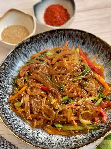 Bibibop Noodles Recipe, Food Korean Noodles, Vegetarian Glass Noodle Recipes, Glass Noodle Recipes Vegetarian, Glass Noodle Stirfry, Korean Rice Noodles, Glass Noodles Vegetarian, Japchae Recipe Vegetarian, Copycat Bibibop