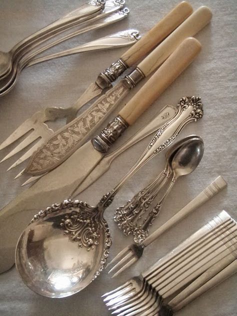 vintage silverware Forks And Knives, Spoons And Forks, Cabin Cottage, Deco Studio, Antique Silverware, Vintage Cutlery, Vintage Flatware, Butler's Pantry, Vintage Silverware