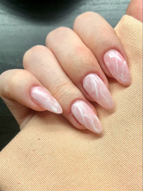 Milky Pink Nails Design, Light Pink And White Marble Nails, Mauve Marble Nails, Mandelforming Nails, Simple Marble Nails, Pink And White Marble Nails, Marble Nails Almond, Almond Marble Nails, Marble Almond Nails