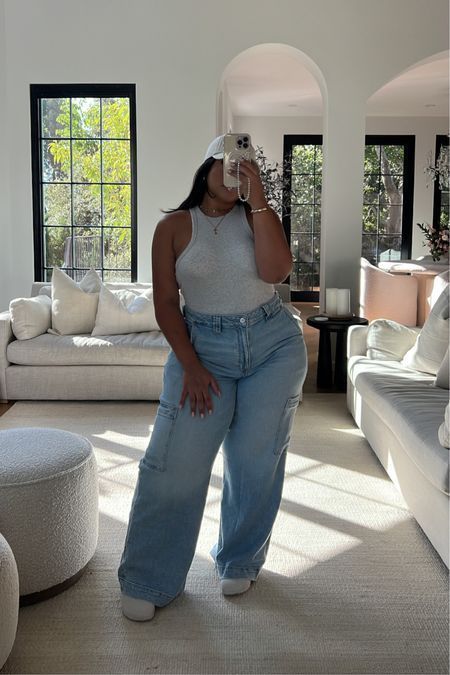 Plus Size Baggy Jeans Outfit Aesthetic, Plus Size Cargo Jeans Outfit, Plus Size Cargo Jeans, Plus Jeans Outfit, Curve Fashion Outfits, Plus Size Day Drinking Outfit, Mum Jeans Outfit Street Style, Spring 2024 Fashion Trends Plus Size, Jeans Outfit Summer Plus Size