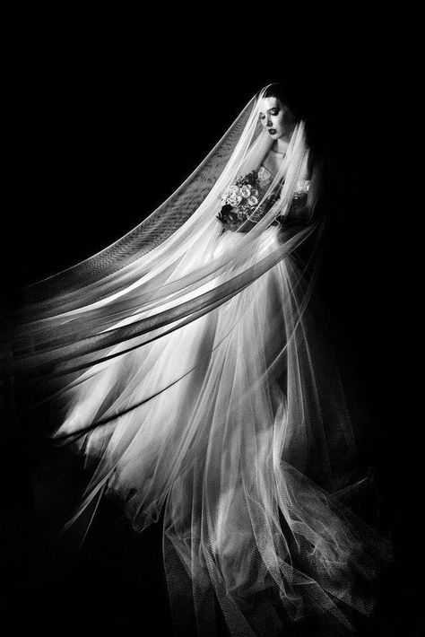 "A bride should look chaste—not caught." -Roberta Pearce Foto Glamour, Foto Wedding, Brides Dress, Wedding Picture Poses, Professional Wedding Photography, Bride Portrait, Bridal Photoshoot, Foto Tips, Black White Wedding