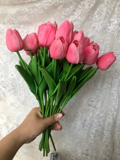 20pcs Real-Touch Artificial Pink Tulip Flowers Home Wedding Party Decor TMTH-01W10 Products specification: Total Length: 34cm /13.4inches The size of the flowers head : 5*7cm/1.97*2.76inches **This listing is for 20pcs real touch Mini Tulip ,recommend 2 or more bouquets for better results or combine favorite colors together; **Artificial flowers are handmade and hand-painted to its own unique color; due to being handmade, each batch of flowers may have moderate color difference; **Each stem can Pretty Flowers Pictures, Tulip Decor, Luxury Flower Bouquets, Home Wedding Party, Wedding Party Decor, Tulip Bouquet, Flowers Home, White Tulips, Diy Bouquet