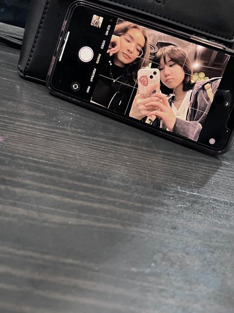 Bff Selfie Aesthetic, Phone To Phone Selfie, Duo Picture Ideas Aesthetic, Friend Selfies Aesthetic, Bestie Selfies Aesthetic, Duo Mirror Selfie Aesthetic, Aesthetic Selfie With Bestie, Mirror Selfie Poses Two Friends, Best Frnd Selfie Poses