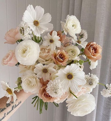 Modern Bridal Bouquets, Neutral Wedding Flowers, Earthy Wedding, Bridal Bouquet Flowers, Wedding Flower Inspiration, Neutral Wedding, Wildflower Wedding, Deco Floral, Wedding Mood