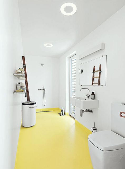 Modern bathroom with yellow floors Epoxy Floor Designs, Colorful Bathrooms, Epoxy Floors, Bad Inspiration, Floor Ideas, Yellow Bathrooms, Terrazzo Flooring, Floating House, Epoxy Floor