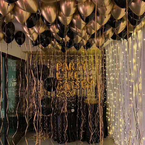 New Years Gatsby Party, Black White And Gold Bday Party, Black Golden Theme Decoration, Gold And Black Bday Decorations, Black Gold White And Silver Party Decorations, Prom Decorations Black And Gold, Black Glitter Party Decorations, Black And Golden Theme Birthday Party, 18th Birthday Party Black And Gold