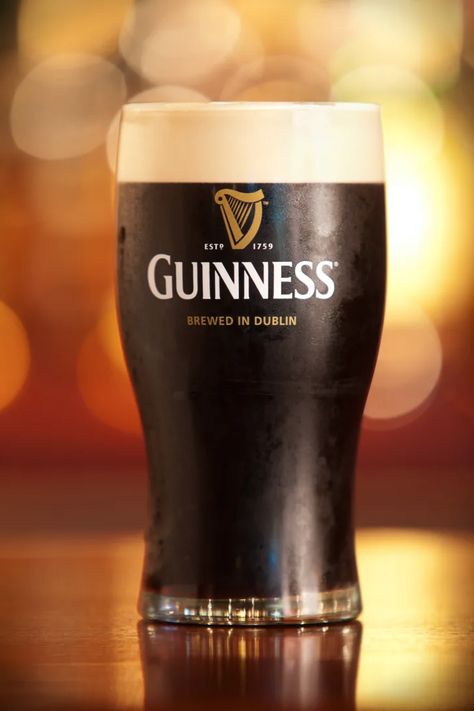 Pint Of Guiness, Guinness Beer Aesthetic, Dark Cocktails, Guinness Advertising, Pub Photography, Pint Of Guinness, Beer Painting, Black Beer, Popular Beers