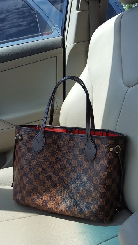 My Louis Vuitton NEVERFULL pm in Damier Ebene Lv Bag Neverfull, Lv Neverfull Bag, Lv Purse Outfit, Neverfull Pm Outfit, Neverfull Aesthetic, Louis Vuitton Bags Women, Women’s Purses, Luis Vuitton Neverfull, Louis Neverfull