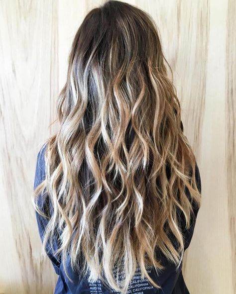 Wavy Choppy Blonde Hairstyle for Long Hair Thick Bob Haircut, White Blonde Highlights, Large Curls, Choppy Bob Haircuts, Thick Wavy Hair, Hair Up Styles, Long Layered Hair, Long Wavy Hair, Long Hair Cuts