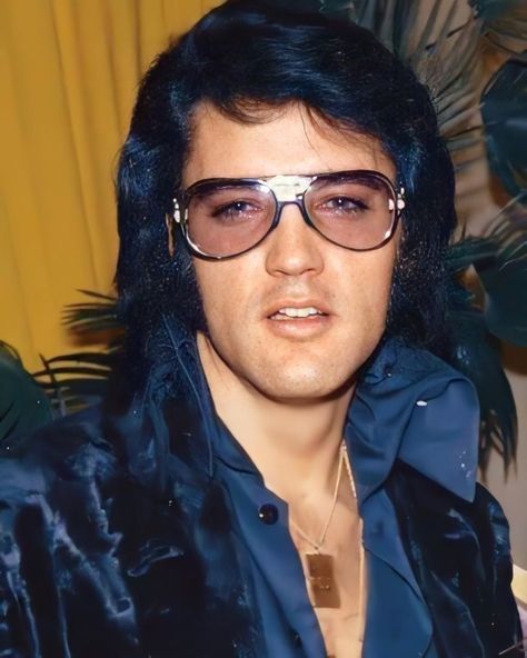 Elvis Presley ⚡️ on Instagram: “King of cool 💥 #graceland #kingofrocknroll #elvispresley @elvis” Elvis Presley 70s, Tcb Elvis, 70s Elvis, Elvis Presley 1977, King Elvis Presley, Elvis Presley Images, Young Elvis, Heartbreak Hotel, Elvis Presley Photos