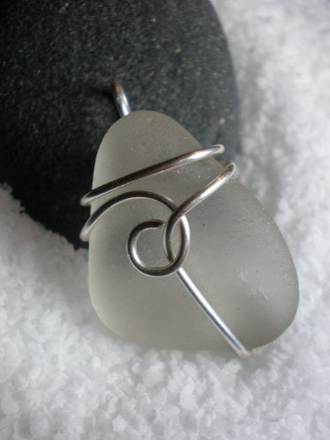 Wire Wrapped Stone Jewelry, Wire Wrap Jewelry Designs, Bijoux Fil Aluminium, Wire Wrapped Jewelry Diy, Diy Jewelry Inspiration, Beachglass Jewelry, Wire Jewelry Designs, Rock Jewelry, Wire Wrapping Stones