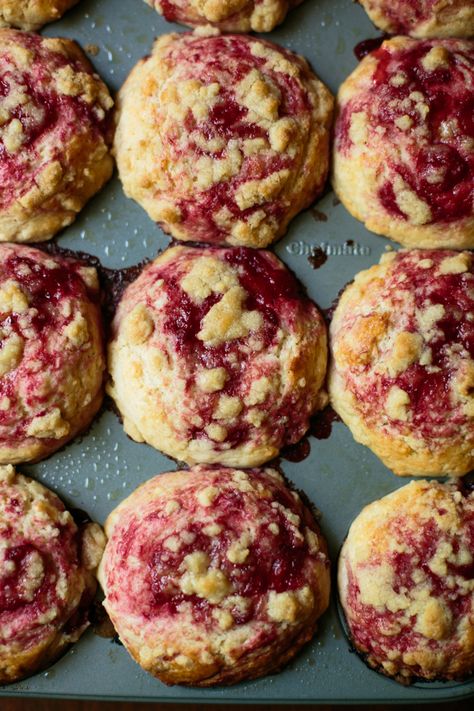 Strawberry Raspberry Muffins, Strawberry Crumb Muffins, Strawberry Cream Muffins, Strawberry Muffins Cream Cheese, Streusel Muffin Recipes, How To Make Strawberry Muffins, Strawberry Strudel Muffins, Strawberry Muffins With Crumb Topping, Strawberry Sourdough Muffins