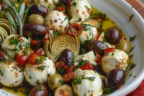 Marinated Mozzarella Balls, Artichokes, and Olives - Miarecipes Marinated Artichoke Recipes, Marinated Mozzarella Balls, Mozzarella Balls In Olive Oil, Marinated Mozzarella Pearls, Marinated Artichoke Hearts, Artichoke Bottom Appetizer, Artichoke Appetizer, Greek Vinaigrette, Marinated Olives