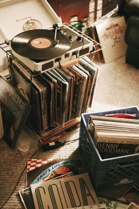 Record Player Aesthetic, Records Aesthetic, Vinyl Aesthetic, Radio Antigua, Fotografi Vintage, 80s Aesthetic, Music Life, Ultimate Gift Guide, Record Shop