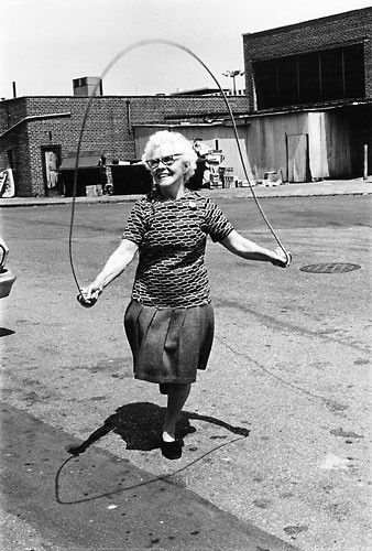 older woman jumping rope. I hope to be this energetic tomorrow...let alone years from now. Sistem Saraf, Photo New York, Lev Livet, Ville New York, Vivian Maier, Find Happiness, Getting Older, Foto Vintage, Old Woman