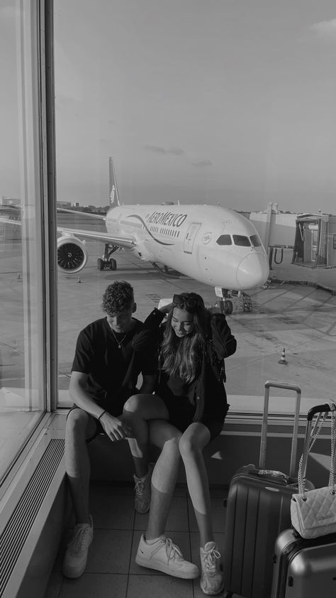 Couples Airport Pictures, Couple Travel Photos Airport, Airport Photos Couple, Airport Couple Pictures, Airport Couple Aesthetic, Couple Airport Pictures, Airport Couple, Airport Snap, Las Vegas Couple