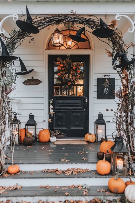 Halloween Decorations Outdoor Doorway, Subtle Halloween Decor Outside, 90s Halloween Decorations Outdoor, Fall Front Of House Decor, Halloween Front Garden Ideas, Simple Halloween Front Door Decor, Front Garden Halloween Ideas, Outdoor Halloween Decorations Small Porch, Halloween Porch Pumpkins