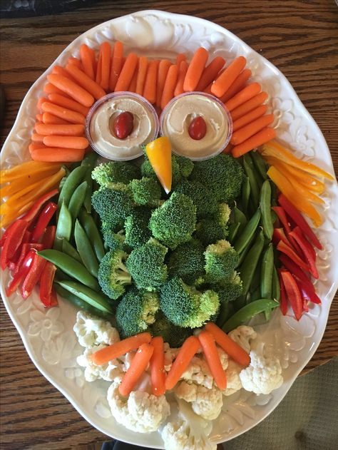 Veggi owl tray Woodland Theme Food, Woodland Theme Food Ideas, Vegetable Tray Ideas, Owl Baby Shower Theme, Woodland Creatures Baby Shower, Owl Birthday Parties, Vegetable Tray, Vegetable Platter, Owl Birthday