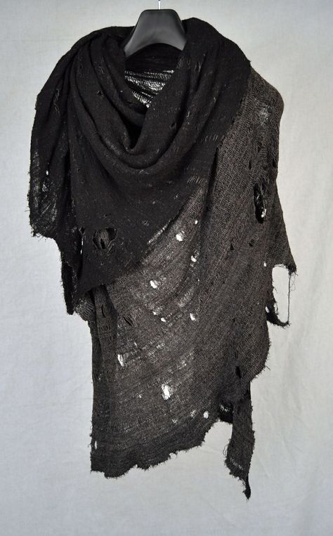 A torn scarf to finish the look. back to basics. Costume Carnaval, Strega Fashion, Dystopian Fashion, Post Apocalyptic Fashion, Dark Mori, Mori Fashion, Apocalyptic Fashion, Looks Black, Mode Masculine