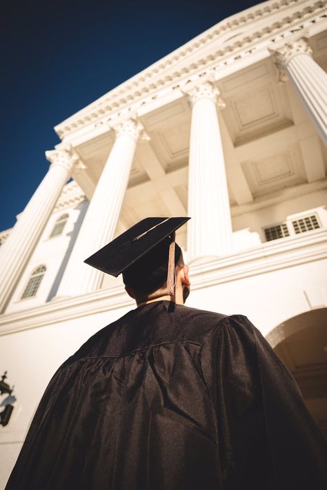 College Graduation Men, Graduation Photography Men, Creative Graduation Pictures, Male Graduation Pictures, Convocation Photography, Graduation Photos College, Graduation Shoot Ideas, College Grad Pictures, Masters Graduation