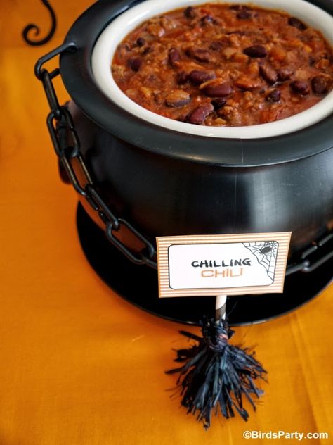 Bird's Party Blog: How to Style a Halloween Chilling Chili Buffet: Homemade Chili Recipe Halloween Chili, Chili Party, Spooky Dinner, Homemade Chili Recipe, Chili Bar, Halloween Buffet, Halloween Food Appetizers, Fall Parties, Halloween Foods