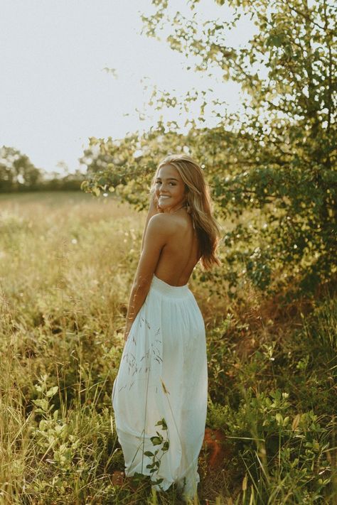 Bright Dress Photoshoot, Photoshoot At Winery, Boho Chic Photoshoot Ideas, Long Dresses Senior Pictures, Long White Dress Senior Pictures, Photo Poses Professional, Unique Modeling Poses, Western Boho Senior Pictures, Outdoors Senior Pictures