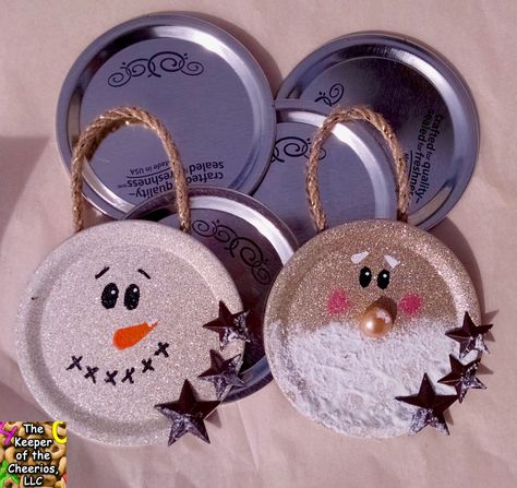 Jar Lid Christmas Ornaments, Lid Christmas Ornaments, Mason Jar Lids Crafts, Jar Lid Crafts, Homemade Christmas Ornaments, Mason Jar Lid, Ornaments Homemade, Wine Bottle Diy Crafts, Mason Jar Crafts Diy