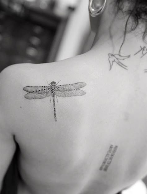 Zoë Kravitz Debuts Two New Tattoos - 'Baby' and a Dragonfly Zoe Kravitz Tattoos, Dragonfly Tattoo Design, Noah Cyrus, Dragonfly Tattoo, Butterfly Tattoo Designs, Zoe Kravitz, Baby Tattoos, Tattoo Trends, Fine Line Tattoos