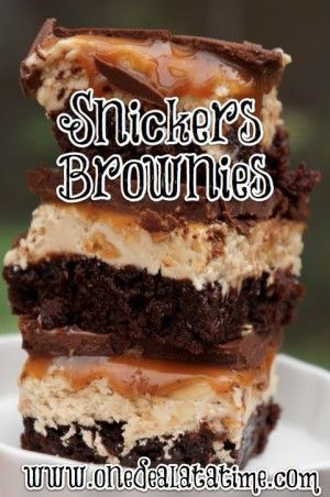 This Snickers Brownie recipe tastes like eating a Snickers, but better! Brownie Recipe With Cocoa, Snickers Brownies, Snicker Brownies, Cocoa Powder Recipes, Brownies Recipe, S'mores, Yummy Sweets, How Sweet Eats, Eat Dessert