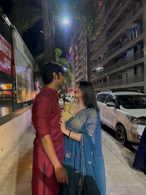 Poses With Boyfriend In Traditional, Couple Farewell Poses, Farewell Poses With Boyfriend In Saree, Saree Poses With Boyfriend, Honey Beauty, Desi Love, Saree Poses, Desi Fashion Casual, Self Portrait Poses