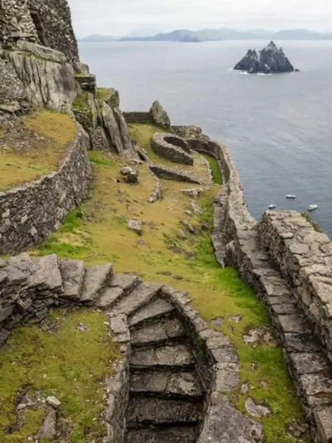 Skellig Michael, Ireland Aesthetic, Ireland Pictures, Kerry Ireland, County Kerry, Old Stone, Abandoned Buildings, Ireland Travel, Fotografi Potret