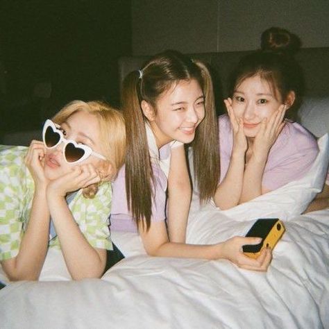 itzy lia ryujin chaeryeong besties sleepover night bed baby soft cute pretty sleep smile glasses Jeonju, Guess Who, Friend Photoshoot, Kurt Cobain, Kpop Girl Groups, K Idols, Instagram Update, Pop Group, Korean Girl