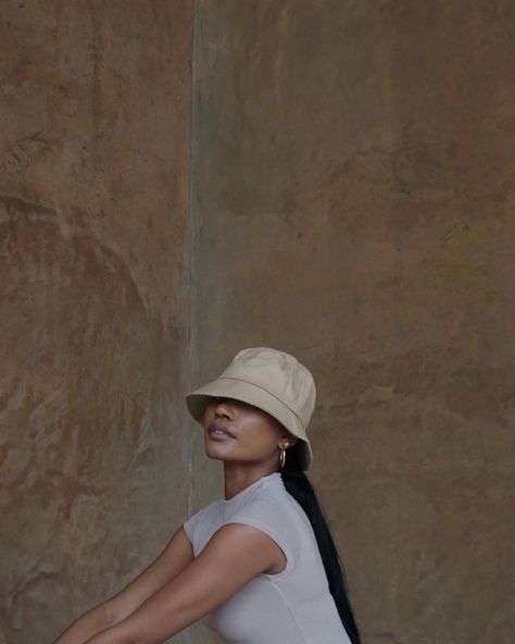 Khaki Bucket Hat Outfit, Bucket Hat Photoshoot Ideas, Beige Bucket Hat Outfit, Bucket Hat Outfit Fall, Brown Bucket Hat Outfit, Bucket Hat Photoshoot, Aesthetic Bucket Hat, Bucket Hat Outfits, Hat Photoshoot