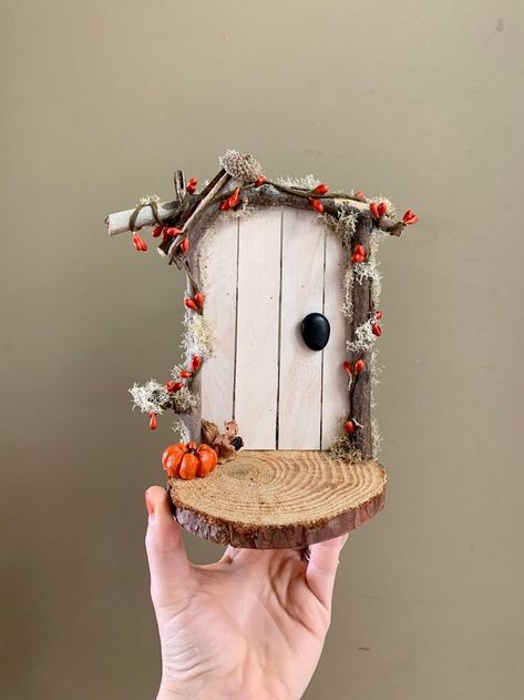 Show Pieces Decor Handmade, Autumn Handmade Decoration, Diy Fairy Doors For Tree, Fairy House Diy How To Make A, Small Fairy Garden Ideas, Wooden Fairy Houses, Fairy Entrance, Fairy Door Ideas, Fairy House Door