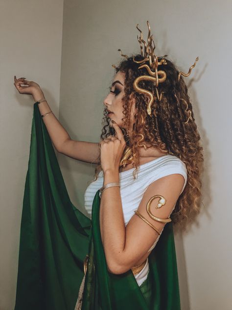 Medusa Dress Costume, Medusa Outfit Ideas, Medusa Inspired Outfit, Fantasia Medusa Halloween, Medusa Outfit Halloween, Medusa Costume Outfit, Cosplay Medusa, Medusa Outfit, Medusa Costume Ideas