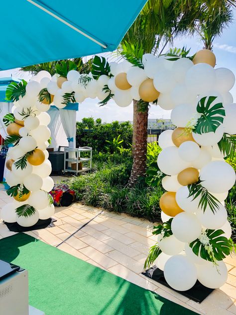 Tropical Graduation Party Decoration, Balloon Arch Tropical, Tropical Wedding Balloon Arch, Balloon Arch With Palm Leaves, Hawaii Balloon Garland, Hawaii Balloon Arch, Palm Theme Party, Tropical Balloon Backdrop, Tropical Party Ideas Decor