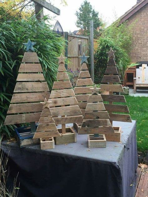 Pallet Tree, Pallet Christmas Tree, Pallet Christmas, Wood Christmas Tree, Diy Holz, Popular Woodworking, Wooden Christmas Trees, Wooden Tree, Christmas Tree Design