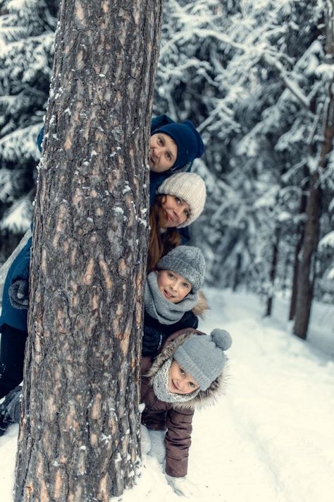 Snow Family Pictures, Winter Portraits Photography, Winter Snow Photography, Winter Couple Pictures, Winter Family Photoshoot, Couple Photography Winter, Winter Family Photography, Group Picture Poses, Snow Photoshoot