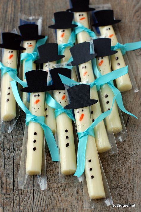 String Cheese Snowmen, so cute. Kid Christmas Party Food, Prepackaged Snacks, Decorated Food, Healthy Christmas Snacks, Healthy Christmas Treats, School Christmas Party, Snowman Party, Grandma Christmas, Kids Meal