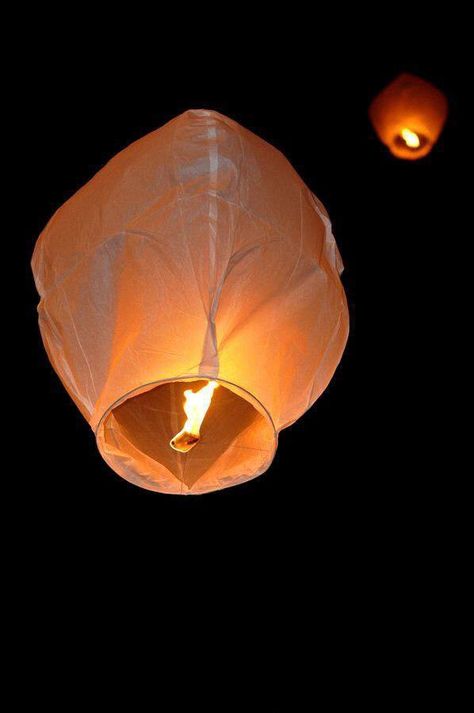 Lantern Aesthetic, Diwali Photography, Diwali Pictures, Diwali Photos, Seni Pastel, Floating Lanterns, Sky Lanterns, Scenery Pictures, Snapchat Picture