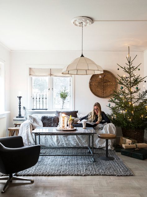 Swedish Christmas Decor, Christmas Tree Inspiration Red And Gold, Christmas Tree Inspiration Traditional, Christmas Tree Inspiration Simple, Christmas Scandinavian Style, Living Room Nordic, Christmas Cozy, Swedish Christmas, Swedish House