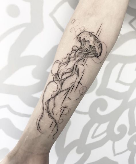 Whole Wrist Tattoos, Jellyfish Wrapped Around Arm Tattoo, Jellyfish Tattoo Forearm, Jellyfish Shoulder Tattoo, Jellyfish Leg Tattoo, Jellyfish Tattoo Arm, Jellyfish Tattoo Back, Jellyfish Back Tattoo, Tattoo Ideas Jellyfish