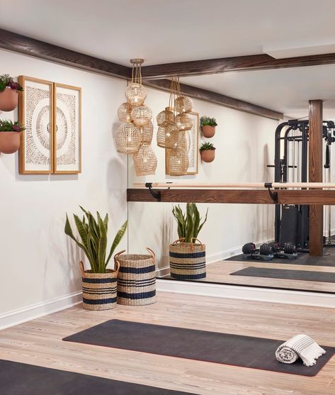 a room with a chandelier and plants Home Pilates Room, Home Gym Yoga Room, Wellness Room At Home, Small Gym Room, Small Workout Room, Home Pilates Studio, Workout Room Ideas Home, Pilates Room, Yoga Room Design