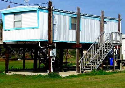 Trailer on stilts Mobile Home On Stilts, Pink Mobile Home, Homes On Stilts, Home On Stilts, Cabin On Stilts, Stilt Home, Trailer House, Rv Patio, Elevated House