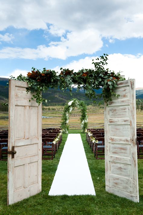 Country Wedding Unique, Outdoor Wedding Doors, Wedding Entrance Ideas, Outdoor Wedding Entrance, Riverside Wedding, Backyard Wedding Ceremony, Wedding Isles, Wedding Doors, Wedding Entrance Decor