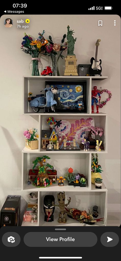 Cool Lego Sets, Lego Plants, Lego Decor, Lego Room Decor, Bookshelf Room, Lego Flowers, Lego Room, Cute Bedroom Decor, Apartment Decor Inspiration